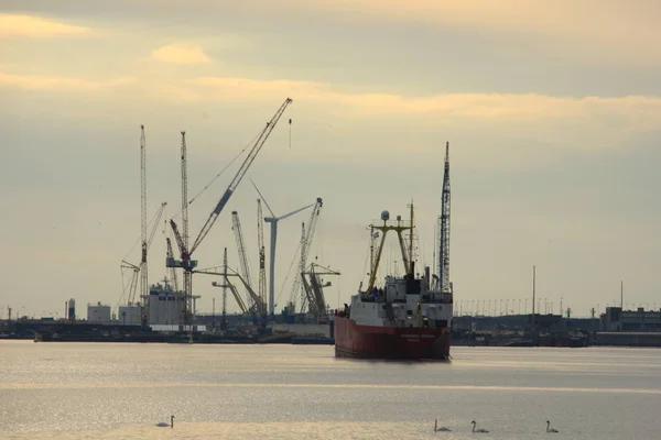 Velsen, Nederländerna, maj 1st 2017: fartyget segla mot Ijmuiden havet lås. Det största havet lås i världen, under konstruktion — Stockfoto
