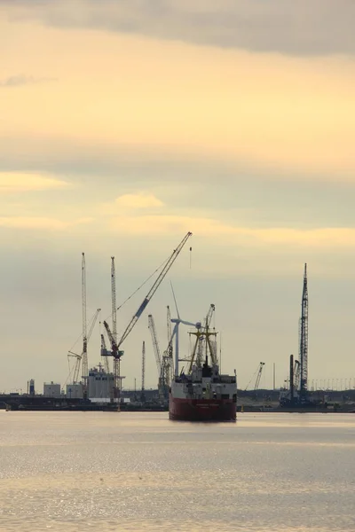 Velsen, Países Bajos, 1 de mayo de 2017: Embarcación que navega hacia la esclusa marítima IJmuiden. La mayor esclusa marina del mundo, en construcción —  Fotos de Stock