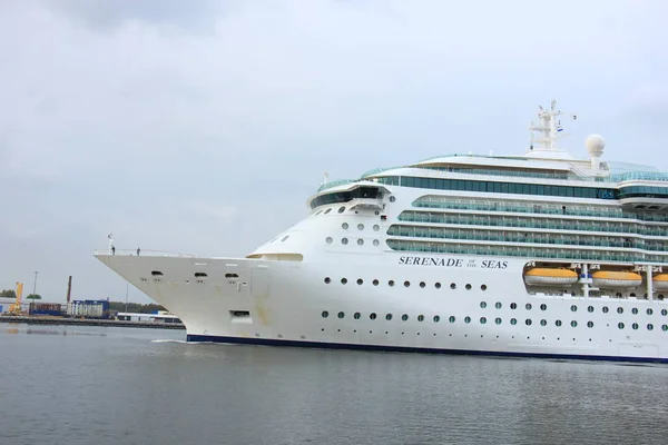 Velsen, Hollanda, 1 Mayıs 2017: Royal Caribbean Serenade denizler — Stok fotoğraf