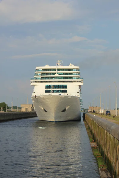 IJmuiden, Nederländerna, 4: e juni 2016: Costa Neo Romantica — Stockfoto