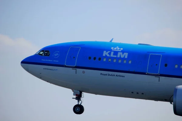 Amsterdam the Netherlands - April 2nd, 2017: PH-AOM KLM Royal Dutch Airlines — Stock Photo, Image
