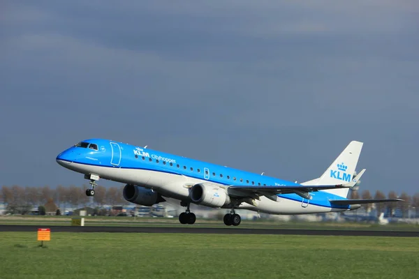Ámsterdam Países Bajos - 7 de abril de 2017: PH-EZA KLM Embraer — Foto de Stock