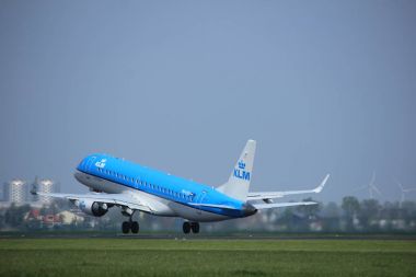 Amsterdam Hollanda - 6 Mayıs 2017: Ph-Ezu KIM Cityhopper Embraer