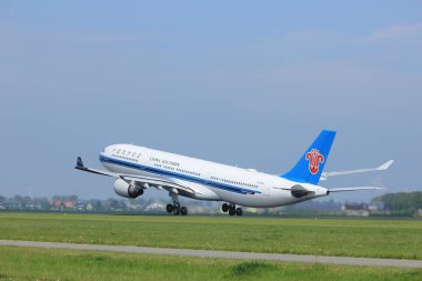 Amsterdam Hollanda - 6 Mayıs 2017: B-5965 Çin Güney Hava Yolları'nın Airbus A330-323