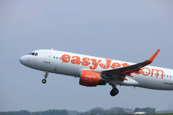 Amsterdam Países Baixos - 6 de maio de 2017: G-EZWK easyJet — Fotografia de Stock