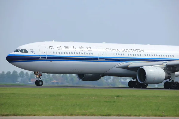 Amsterdã Países Baixos - 6 de maio de 2017: B-5965 China Southern Airlines Airbus A330-323 — Fotografia de Stock