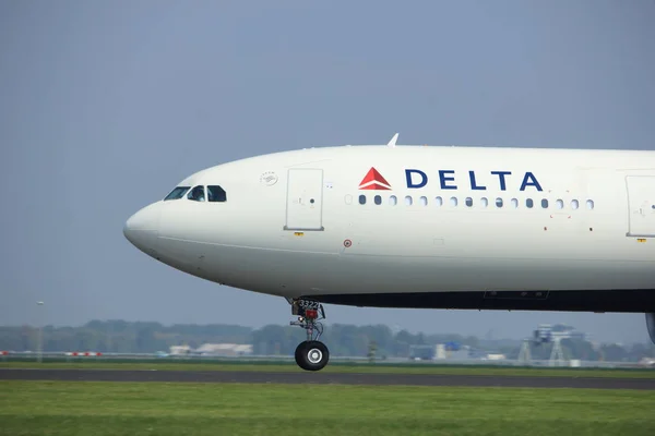 Амстердам, Нидерланды - 6 мая 2017 года: N822NW Delta Air Lines — стоковое фото