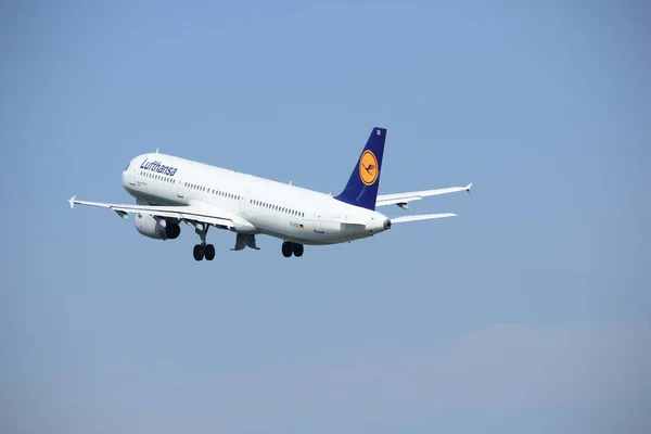 Ámsterdam Países Bajos - 6 de mayo de 2017: D-AISX Lufthansa Airbus A321 — Foto de Stock