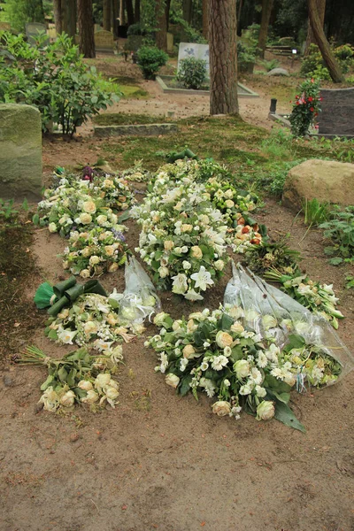 Flores em uma sepultura — Fotografia de Stock