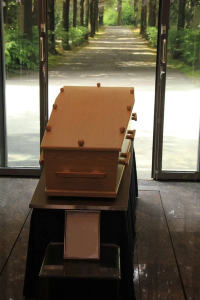 Caixão de madeira com flores funerárias — Fotografia de Stock