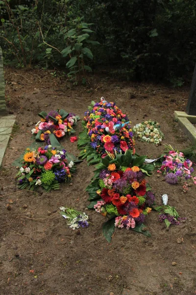 Цветы на могиле — стоковое фото