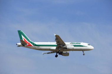 Amsterdam, Hollanda, Temmuz, 21 2016: Ben-Bikd Alitalia Airbus A320