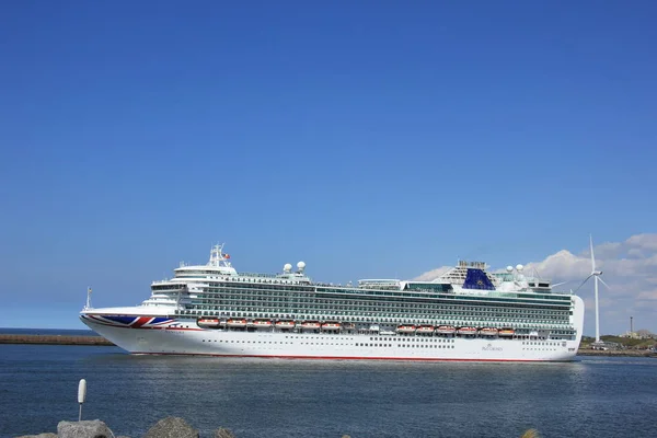 IJmuiden, Paesi Bassi 29 aprile 2017: Ventura P & O Cruises lascia IJmuiden — Foto Stock