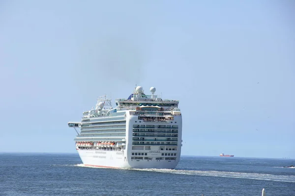 IJmuiden, Holanda 29 de abril de 2017: Ventura P & O Cruises saindo de IJmuiden — Fotografia de Stock