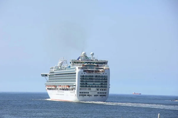 IJmuiden, Nizozemsko-29. dubna 2017: Ventura P & O plavby, opuštění Ijmuiden — Stock fotografie