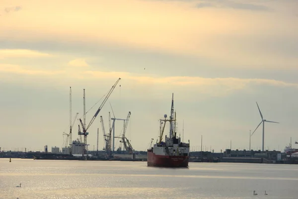 Velsen, Países Bajos, 1 de mayo de 2017: Embarcación que navega hacia la esclusa marítima IJmuiden. La mayor esclusa marina del mundo, en construcción — Foto de Stock