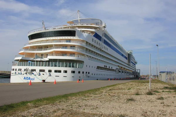 IJmuiden, the Netherlands - April 30th, 2017:   Aida Sol docked at the Felison Cruise Terminal — Stock Photo, Image
