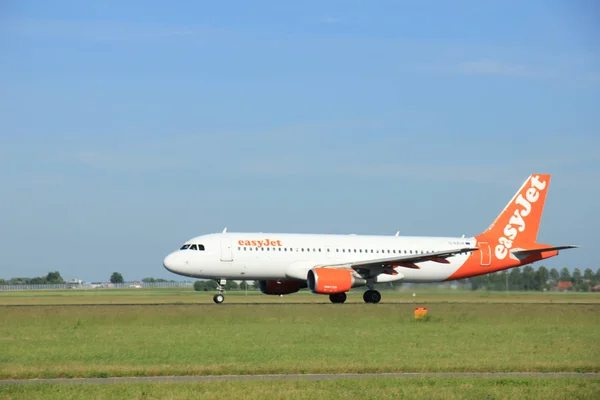 Amsterdam, Países Bajos - 9 de junio de 2016: G-EZUA easyJet Airbu — Foto de Stock