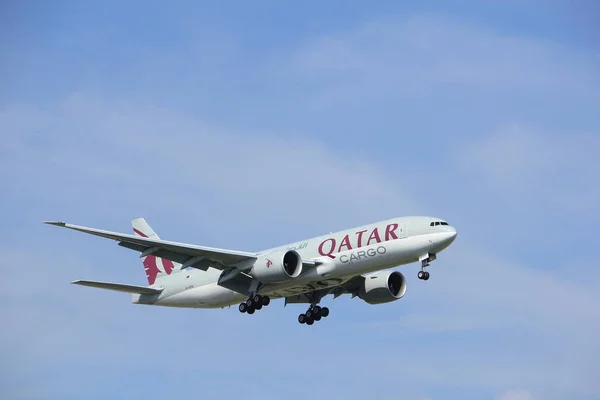 Amsterdam, Nederland, juli, 21e 2016: A7-Bfe Qatar Airways Cargo Boeing 777 — Stockfoto