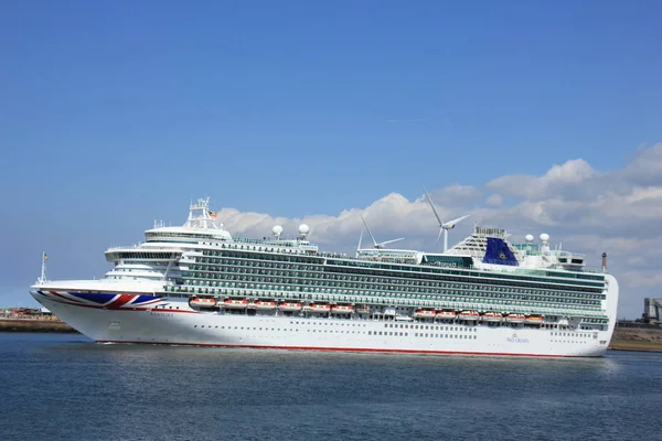 IJmuiden, Paesi Bassi 29 aprile 2017: Ventura P & O Cruises lascia IJmuiden — Foto Stock