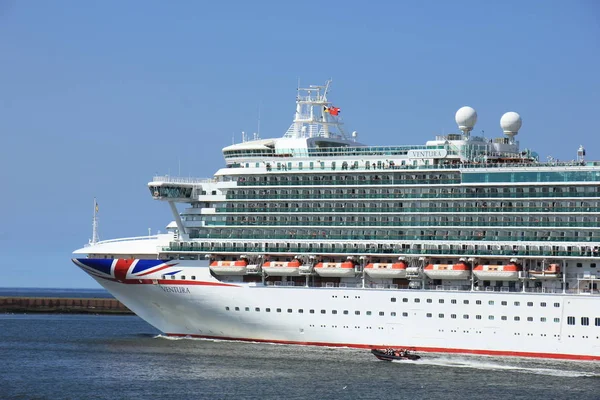 IJmuiden, Nederländerna-29 April 2017: Ventura P & O Cruises lämnar Ijmuiden — Stockfoto