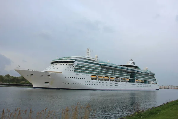 Velsen, Países Bajos, 1 de mayo de 2017: Royal Caribbean Serenade of the Seas — Foto de Stock