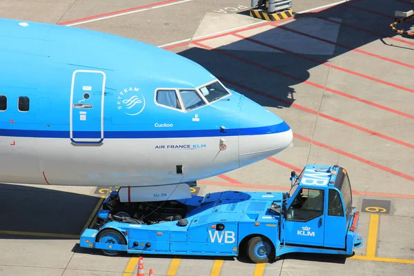 Amsterdam Nederland - mei 26 2017: Vliegtuigen op platform — Stockfoto