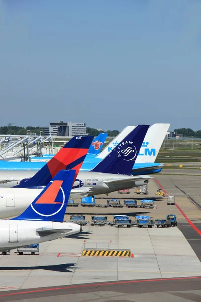 Amsterdam The Netherlands -  May 26th 2017: Planes on platform — Stock Photo, Image