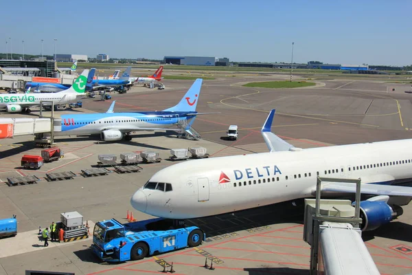 Amszterdam, Hollandia - május 26-án 2017: Repülőgépek, a Schiphol repülőtér — Stock Fotó