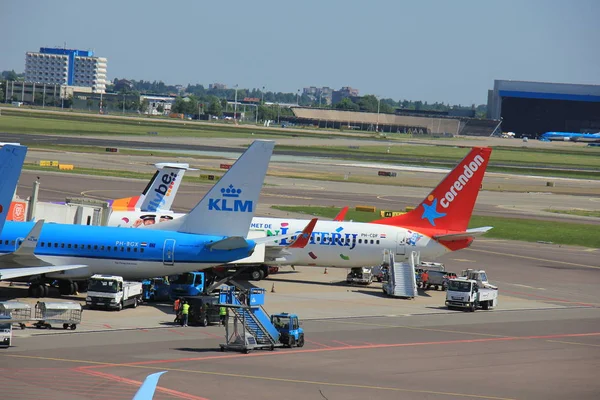 Amsterdam Nederland - mei 26 2017: Vliegtuigen op platform — Stockfoto