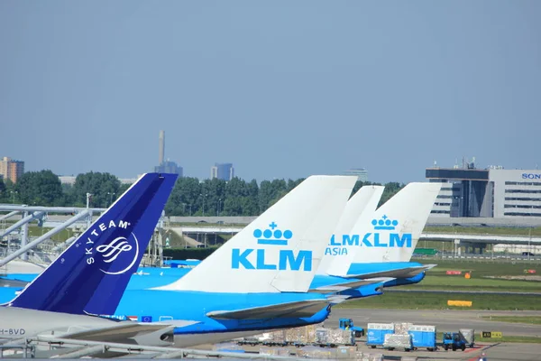 Amsterdam the Netherlands - 26. Mai 2017: Flugzeuge auf dem Bahnsteig — Stockfoto