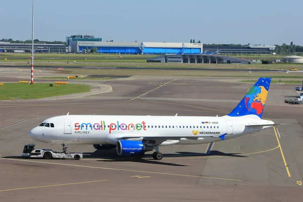 Amsterdam, Holandia - 26 maja 2017 r.: D-reprezentant Brunei Small Planet Airlines — Zdjęcie stockowe