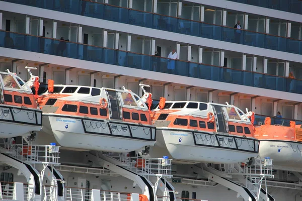 Velsen, Olanda - 30 maggio 2017: Costa Mediterranea, scialuppa di salvataggio — Foto Stock