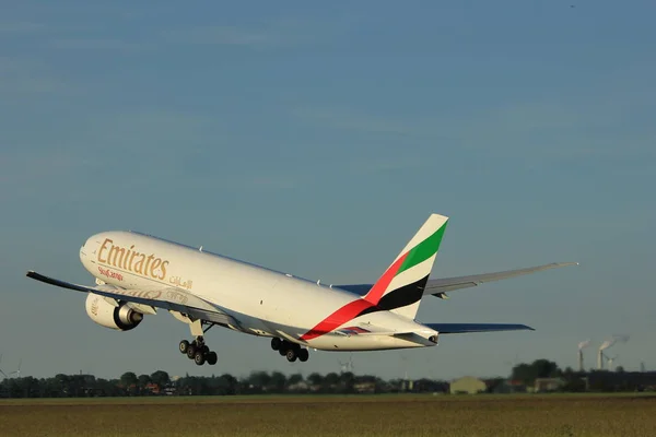 Amsterdã, Holanda - 1 de junho de 2017: A6-EFD Emirates Boeing 777F — Fotografia de Stock