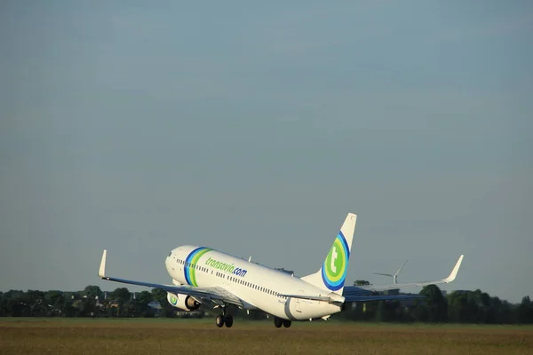 Amsterdam, Holandia - 1 czerwca 2017: Ph-Hzn Transavia Boeing 737-800 — Zdjęcie stockowe