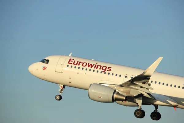 Amsterdam, Nederland - 1 juni 2017: D-Aewj Eurowings Airbus — Stockfoto