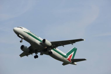Amsterdam, Hollanda - 2 Haziran 2017: Ei-Iku Alitalia Airbus