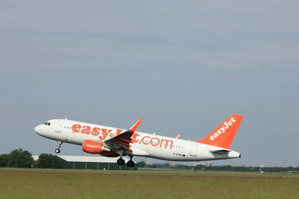 Ámsterdam, Países Bajos - 2 de junio de 2017: G-EZWZ easyJet —  Fotos de Stock