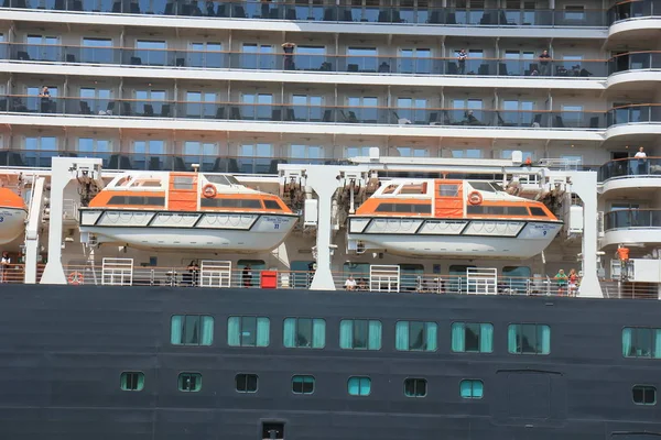 IJmuiden, Países Bajos - 5 de junio de 2017: Queen Victoria, Cunard, botes salvavidas — Foto de Stock