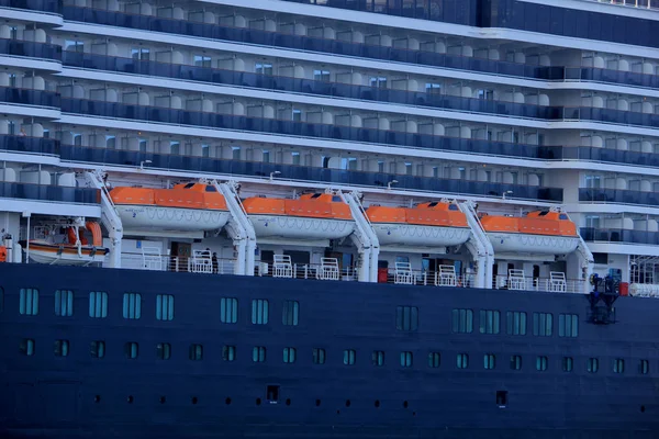 IJmuiden, Nederländerna - juni 5th 2017: Drottning Victoria, Cunard, livbåtar — Stockfoto