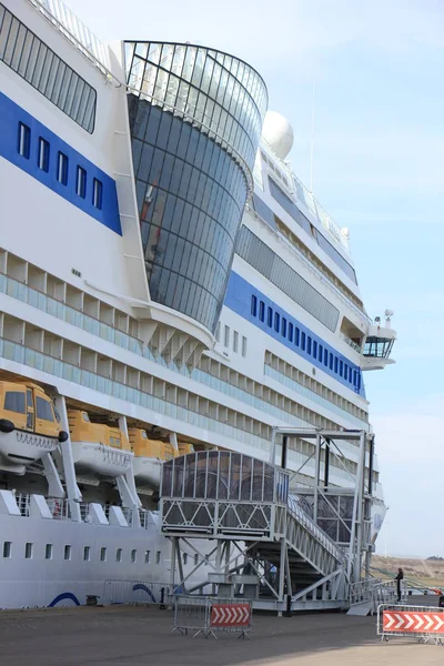 Ijmuiden, Niederlande - 30. April 2017: aida sol Passagiere an Bord des Schiffes — Stockfoto