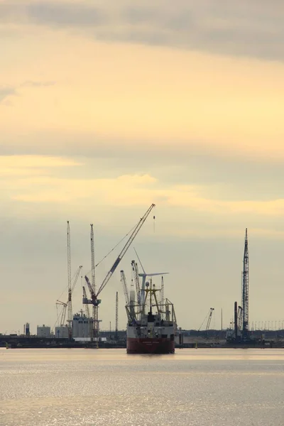 Velsen, Holanda, 01 de maio de 2017: Navio que navega em direção ao bloqueio do mar IJmuiden. A maior eclusa do mundo, em construção — Fotografia de Stock
