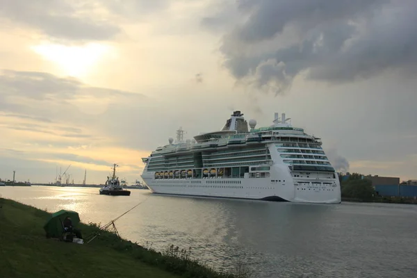 Velsen, Holanda, 1 de maio de 2017: Royal Caribbean Serenade of the Seas — Fotografia de Stock