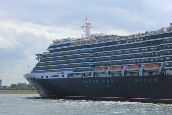 IJmuiden, Holanda - 5 de junho de 2017: Rainha Vitória, Cunard — Fotografia de Stock