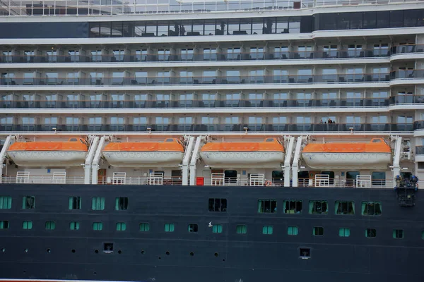 Velsen, Pays-Bas - 7 juin 2017 : Reine Victoria - Cunard, détail des bateaux de sauvetage — Photo