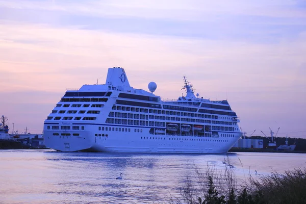 Velsen, Nederland - 15. juni 2017: Nautica - Oceania Cruises – stockfoto