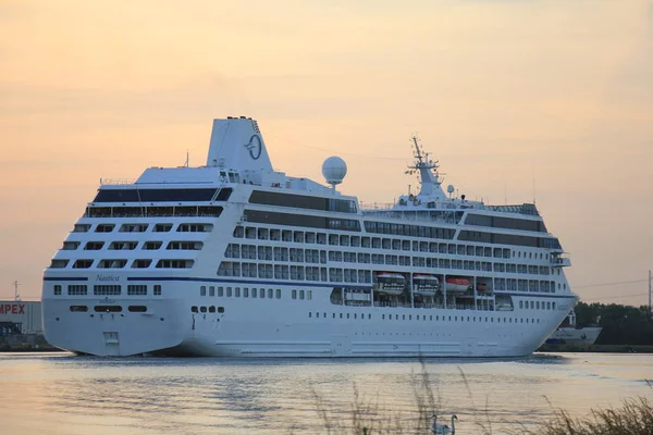 Velsen, Hollanda - 15 Haziran 2017: Cruises Nautica - Oceania — Stok fotoğraf