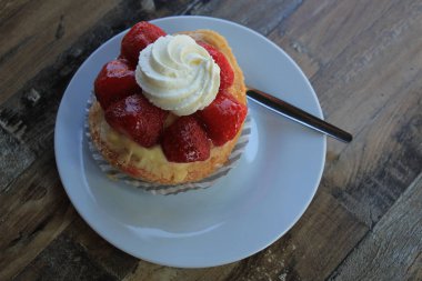 Taze Çilekli pasta ve şekerlemeler