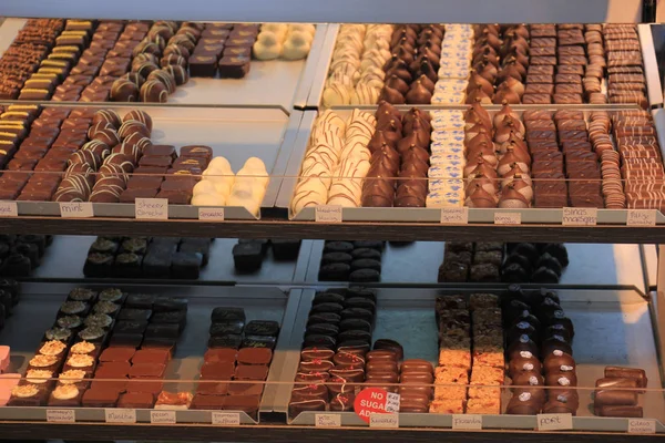 Chocolates de lujo en una exhibición de la tienda — Foto de Stock