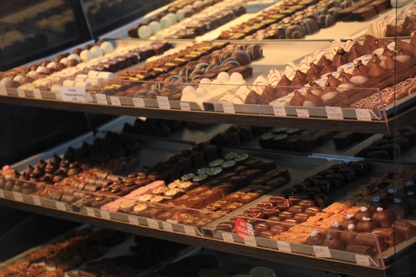 Chocolates de lujo en una exhibición de la tienda —  Fotos de Stock